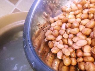 13、补气益血滋补浓汤人参五珍凤肚汤,放入砂锅里