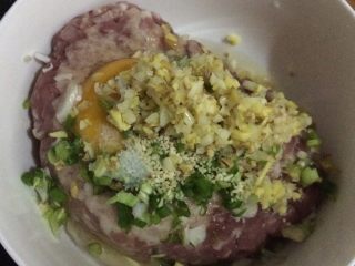 1、电饭锅煎饺,按个人口味调好馅儿