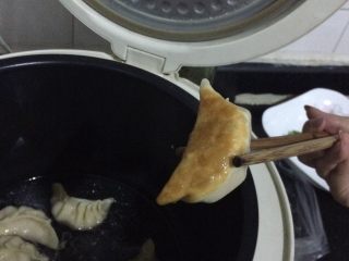 3、电饭锅煎饺,跳了之后就加水，没过水饺一半，自动跳了之后就可以了！