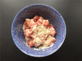 3、扁豆烧肉,将瘦肉切小块加入适量淀粉和水拌匀。