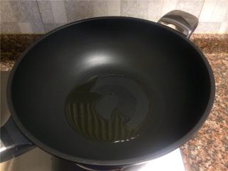 4、扁豆烧肉,热锅倒油烧至八成热。