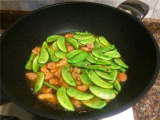 9、扁豆烧肉,倒入适量清水煮开转小火煮至汤汁收干2/3。