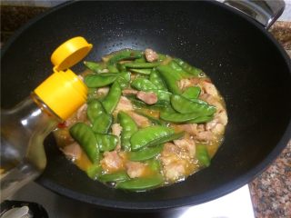 10、扁豆烧肉,倒入适量生抽翻炒均匀。