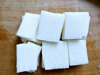 2、山药炒木耳,山药洗净,去皮以后切片,这时候很黏,如果过敏的带上一次性手套哦