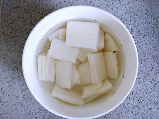 3、山药炒木耳,切片以后放进清水里浸泡,避免氧化