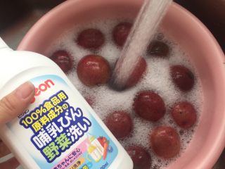 1、百香果蜜,取百香果，放入盆中温水用果蔬清洁剂泡置20钟????