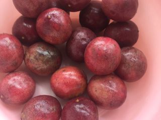 2、百香果蜜,温水冲洗干净，控水沥干待用