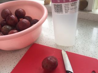 3、百香果蜜,百香果切半，用勺子取出里面的果肉汁倒入壶中，