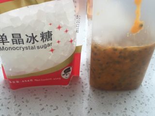 5、百香果蜜,加入冰糖，
