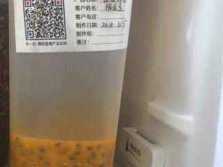 7、百香果蜜,倒出原液1：6的纯净水稀释，即可饮用