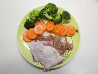 1、照烧鸡排饭,准备食材，鸡腿去骨不去皮，胡萝卜切片，西蓝花焯水