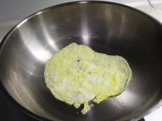 2、照烧鸡排饭,鸡蛋液打散，摊成薄片