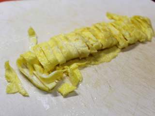 3、照烧鸡排饭,卷起来切丝