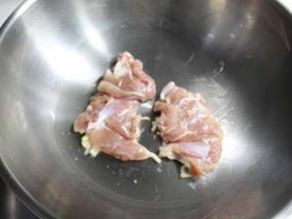 4、照烧鸡排饭,锅烧热，放油，放鸡腿肉煎