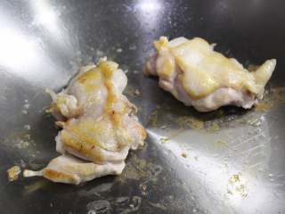 5、照烧鸡排饭,煎至微黄后翻面