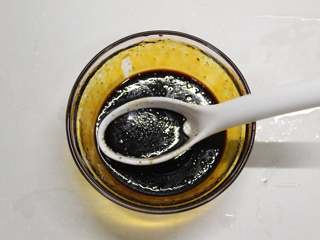 6、照烧鸡排饭,调酱汁（说明一下，照烧汁需要用到味淋，但是很多人的厨房里没有这个，我今天用了大多数人家里都有的调料，味道也非常好！）