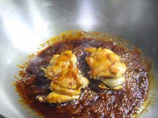 7、照烧鸡排饭,倒入锅中，小火熬一下，最后大火收汁，要留一点点汁在锅里