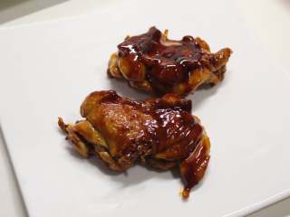 8、照烧鸡排饭,将鸡肉切成均匀的长条