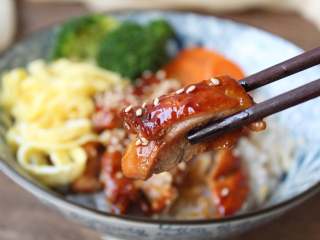 11、照烧鸡排饭,鸡肉香嫩，鸡皮不腻