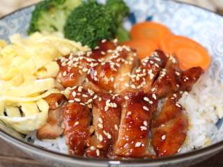 12、照烧鸡排饭,开吃了，把所有食材拌一拌，米饭吸收了鸡肉汁，非常美味。