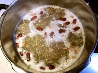 7、甜甜蜜蜜腊八粥,为防止粘底，我先一边搅拌一边等水烧开。