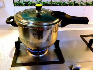 8、甜甜蜜蜜腊八粥,盖上锅盖，喷气后加盖气阀盖，转小火慢煮45分钟，关火。