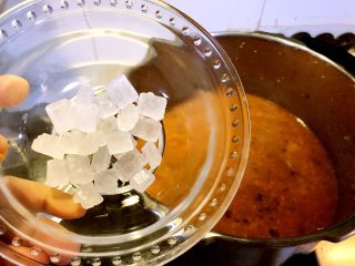 9、甜甜蜜蜜腊八粥,等可以揭盖后加入冰糖。