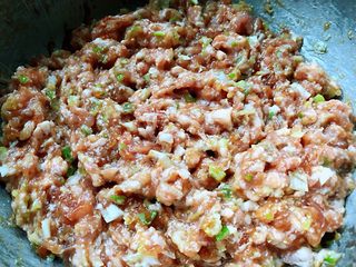 2、#冬日暖心菜#白菜包肉,放入盐、香油拌匀煨至二十分钟入味