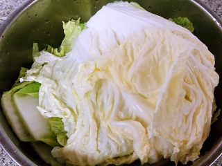 3、#冬日暖心菜#白菜包肉,白菜掰成片去掉上面取下面三分之二即可