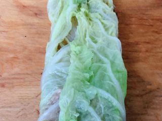 6、#冬日暖心菜#白菜包肉,白菜的两侧重叠包在肉馅上面