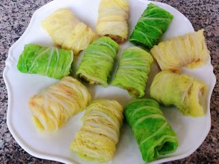 8、#冬日暖心菜#白菜包肉,包好的白菜包肉依次摆入盘中