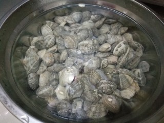 1、丝瓜豆腐蛤蜊汤,蛤蜊用淡盐水浸泡最少2小时以上吐去泥沙