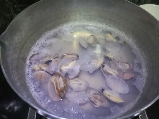 2、丝瓜豆腐蛤蜊汤,吐泥沙时间比较短就可以用煮开壳的方法,蛤蜊冷水下锅等水煮一有开口就立刻捞出