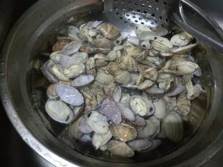 3、丝瓜豆腐蛤蜊汤,放到水里搅动清洗,更彻底的去泥沙