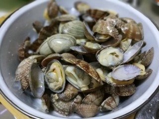 4、丝瓜豆腐蛤蜊汤,洗干净的蛤蜊沥干水分