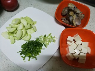 5、丝瓜豆腐蛤蜊汤,丝瓜豆腐切片,葱段切碎,这是我一人食的量,食材量根据情况调整
