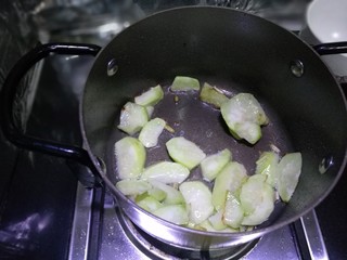 6、丝瓜豆腐蛤蜊汤,上锅入油热,放入丝瓜炒软加入少许热水,记得是加入热水,炒菜最忌讳的是热腾腾的锅里加冷水