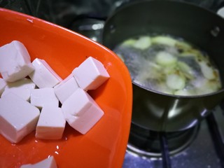 7、丝瓜豆腐蛤蜊汤,依次放入豆腐,加入适量(根据自己的口味)的盐,这个汤比较清淡建议放嫩豆腐口感才好。