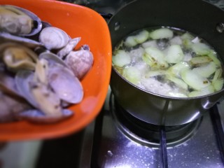 8、丝瓜豆腐蛤蜊汤,放入处理好的蛤蜊