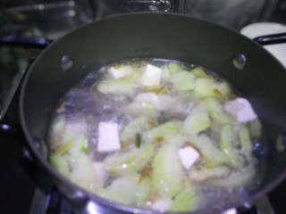 9、丝瓜豆腐蛤蜊汤,煮沸后小火稍煮一会逼出食材的香味