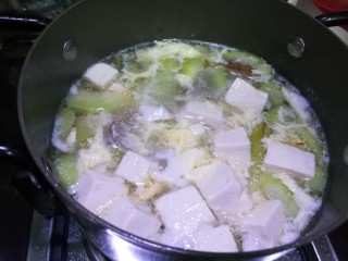 10、丝瓜豆腐蛤蜊汤,搅一个鸡蛋淋入汤中