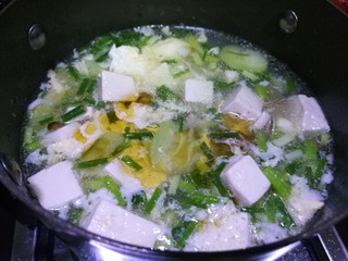 11、丝瓜豆腐蛤蜊汤,最后出锅前撒上葱碎,滴几滴芝麻香油提香,一份鲜美无比的清凉丝瓜豆腐蛤蜊汤就可以美美的享受啦????