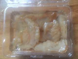 1、家常凉拌海蜇丝,海蜇冲洗干净后用清水浸泡1-2个小时;