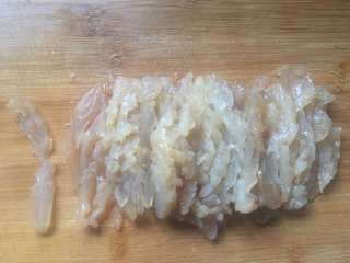 2、家常凉拌海蜇丝,海蜇切丝(切片都可以随自己喜欢);