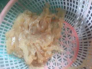 3、家常凉拌海蜇丝,沥干水分,尽量挤干水分;