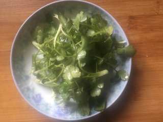 4、家常凉拌海蜇丝,香菜洗净,大朵的可以用手撕成小朵;