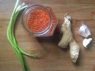 5、家常凉拌海蜇丝,准备好辅料:葱、姜、蒜、辣椒粉(不吃辣的可以不放);