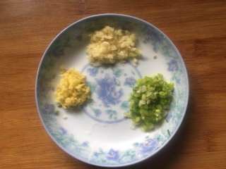 6、家常凉拌海蜇丝,葱姜蒜分别切碎末;