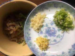 8、家常凉拌海蜇丝,倒入葱姜蒜末;