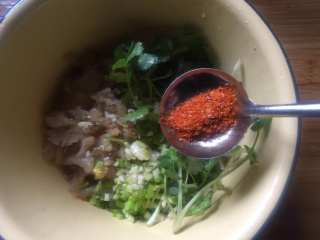 9、家常凉拌海蜇丝,根据自己的口味,加一些辣椒粉;